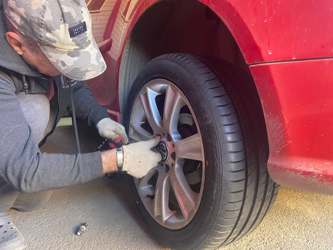 И запаска не нужна: как можно &quotпочинить&quot колесо, если под рукой нет ничего - простой лайфхак ИА SevastopolMedia