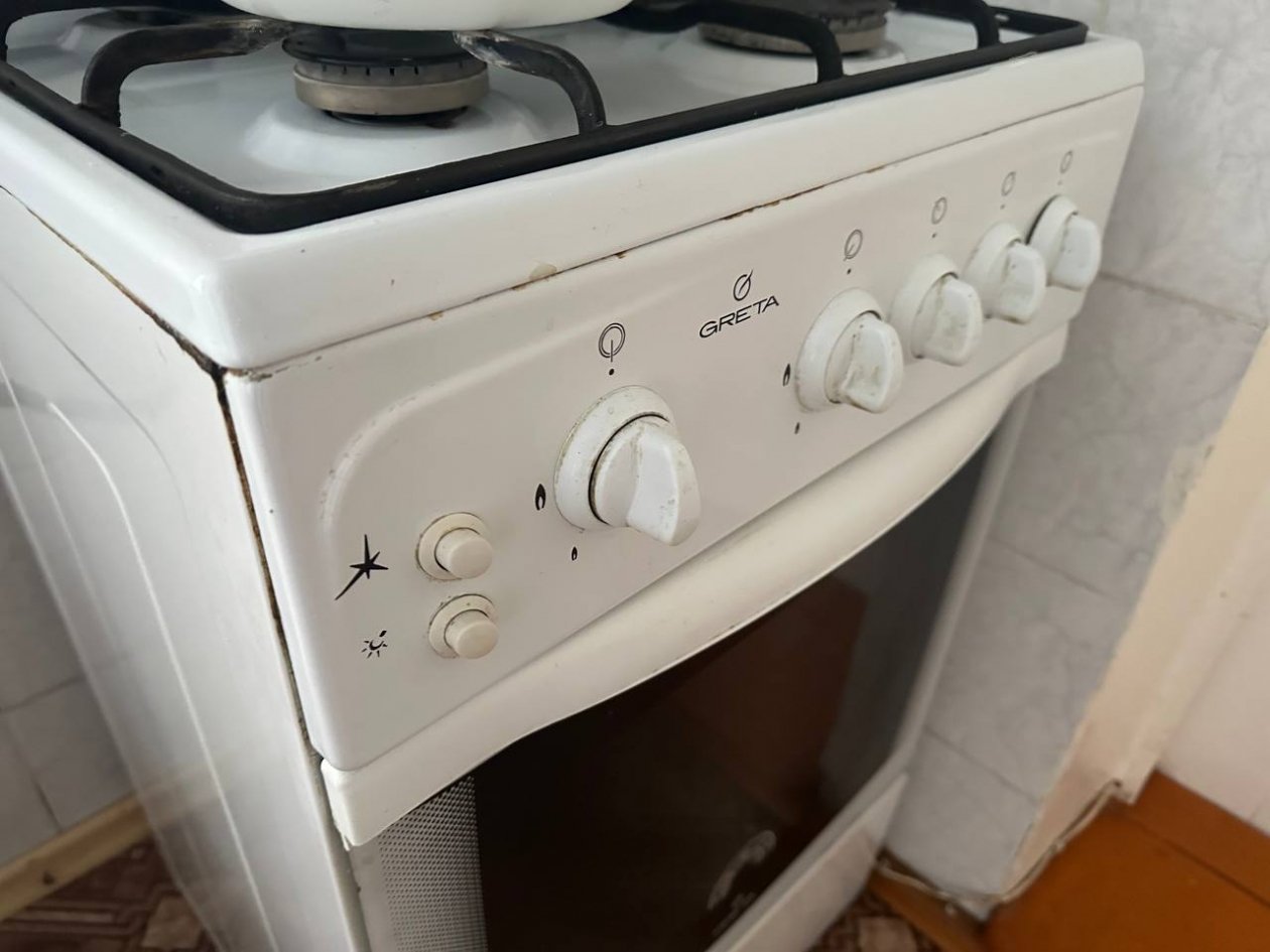 Наношу на ватную палочку и протираю ручки кухонной плиты: 5 минут - и следы от жира пропали без вести ИА KrasnodarMedia