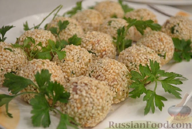 Нежные шарики из картофеля, сыра и печени трески - под хрустящим кунжутом russianfood.com