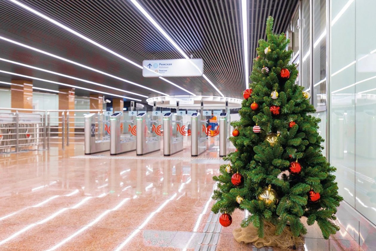 Метро Москвы украсили к Новому году пресс-служба Московского метрополитена