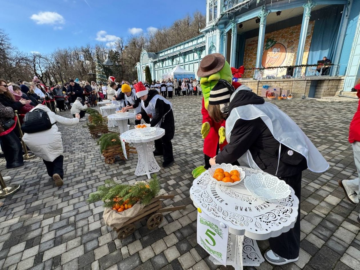 Нешуточная борьба развернулась на фестивале по очистке мандаринов в Железноводске пресс-служба администрации Железноводска