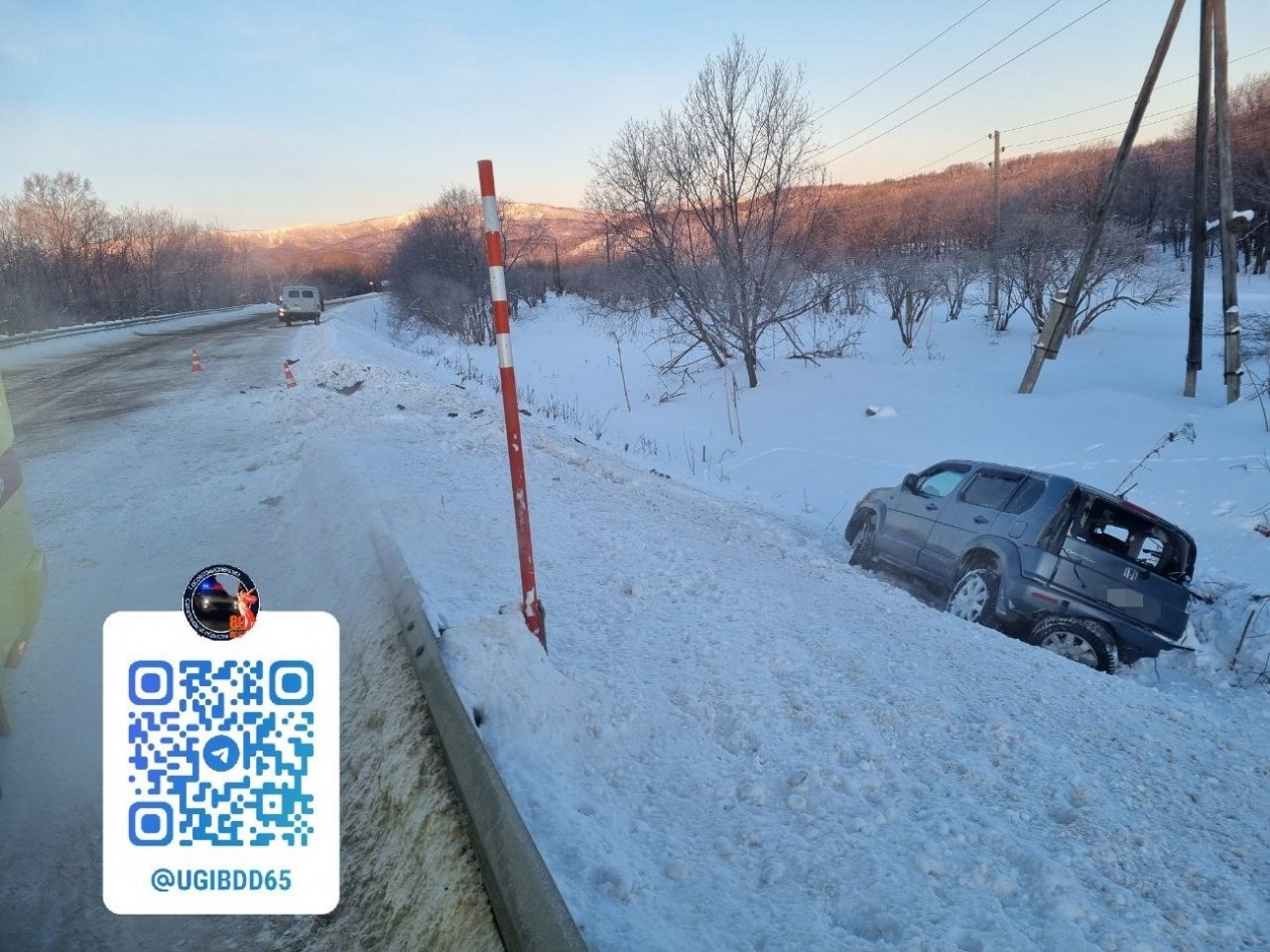 Бесправник на &quotХонде&quot столкнулся с фургоном на трассе в Долинском районе УГИБДД УМВД России по Сахалинской области