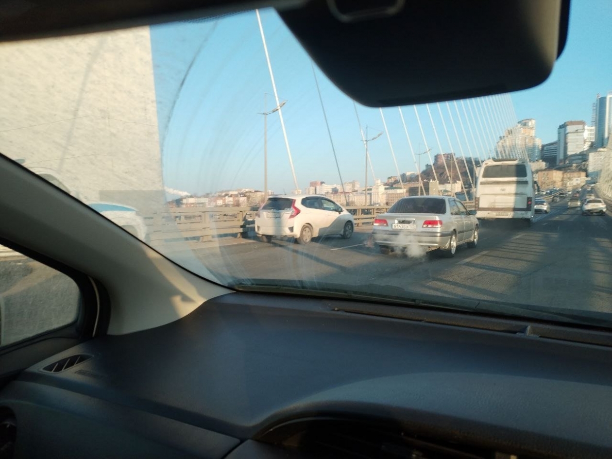 ДТП на Золотом мосту вызвало крупные пробки на Чуркине во Владивостоке ИА PrimaMedia