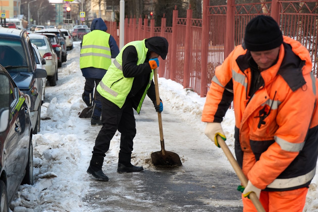 В Южно-Сахалинске дорожные службы продолжают обрабатывать тротуары и дороги после гололеда пресс-служба мэрии города