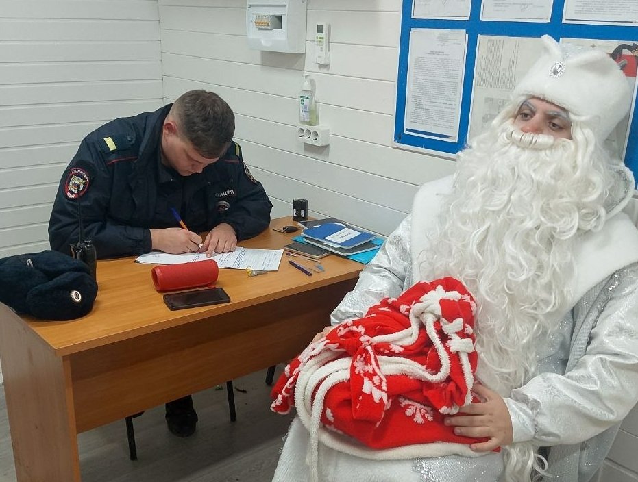 В Анапе Дед Мороз пытался заработать на бесплатных новогодних инсталляциях ОМВД Анапы