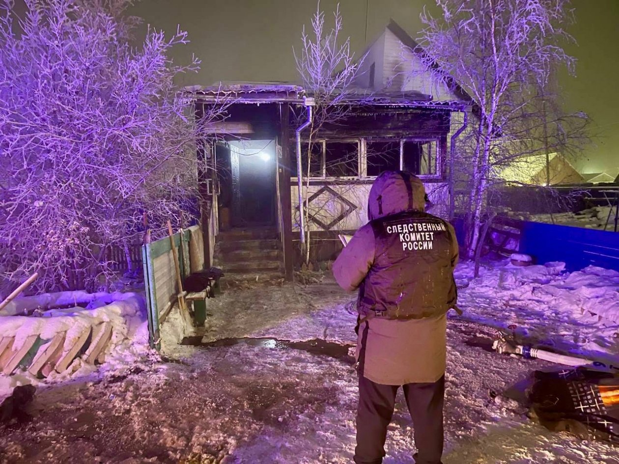 Следователи разбираются в гибели двух людей в пожаре в Якутии СУ СК по Якутии