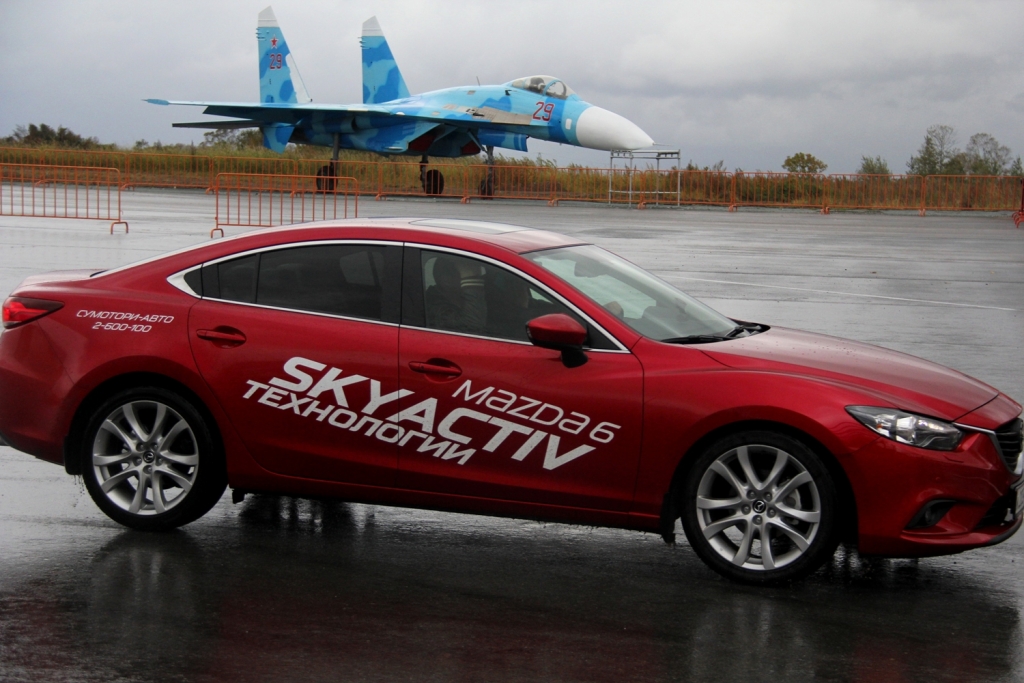 Mazda6 гоняла по треку очень резво, шины скрипели по асфальту, Фото с места события собственное