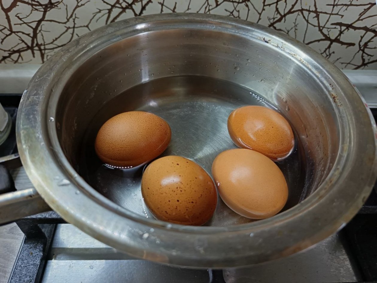 Перестаньте варить яйца. Есть другой способ: скорлупа не трескается и белок не резиновый ИА SevastopolMedia.ru