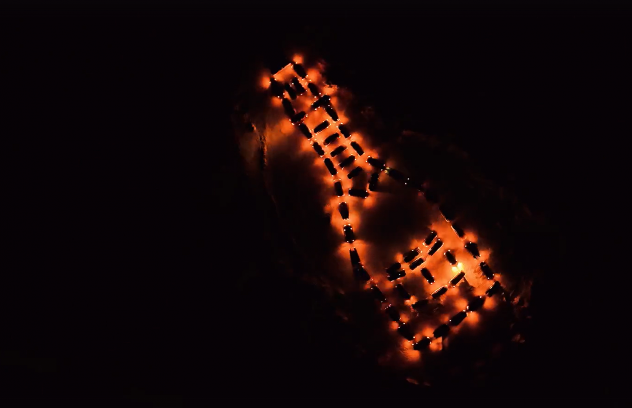 70 автомобилей выстроились в форму бутылки шампанского в Братске Скриншот видео в группе &quotCLUB AVTOLEDI BRATSK&quot в ВК (12+).