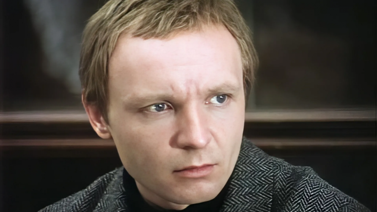 Вечный мальчик, который боялся взрослеть: психологический портрет Жени Лукашина Кадр из фильма (6+)