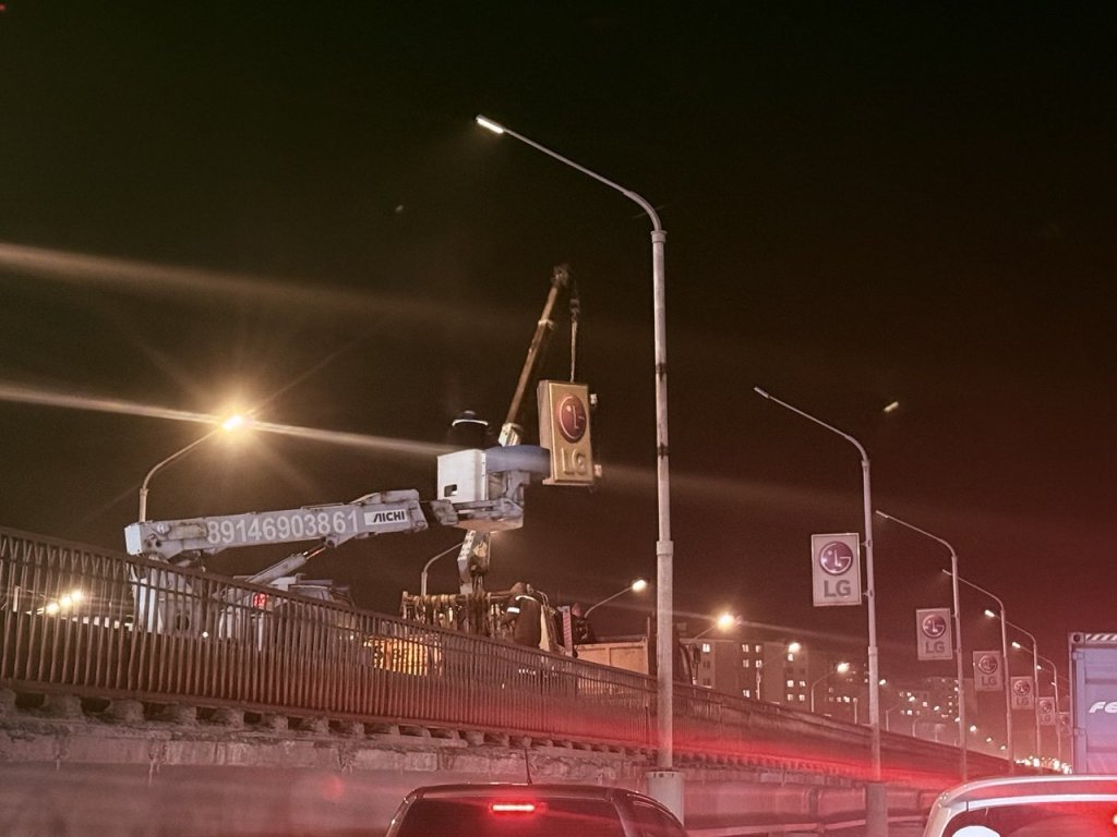 Во Владивостоке сняли 38 &quotретро-щитов&quot с путепровода на Второй Речке пресс-служба администрации Владивостока