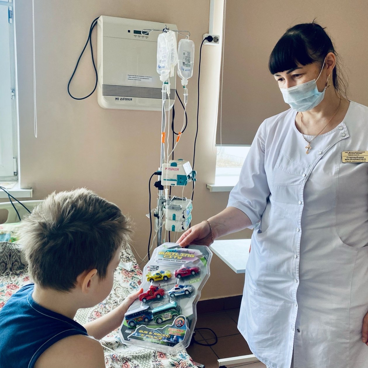 В Улан-Удэ в Республиканскую клиническую больницу привезли &quotКоробку Храбрости&quot (0+) Пресс-служба банка