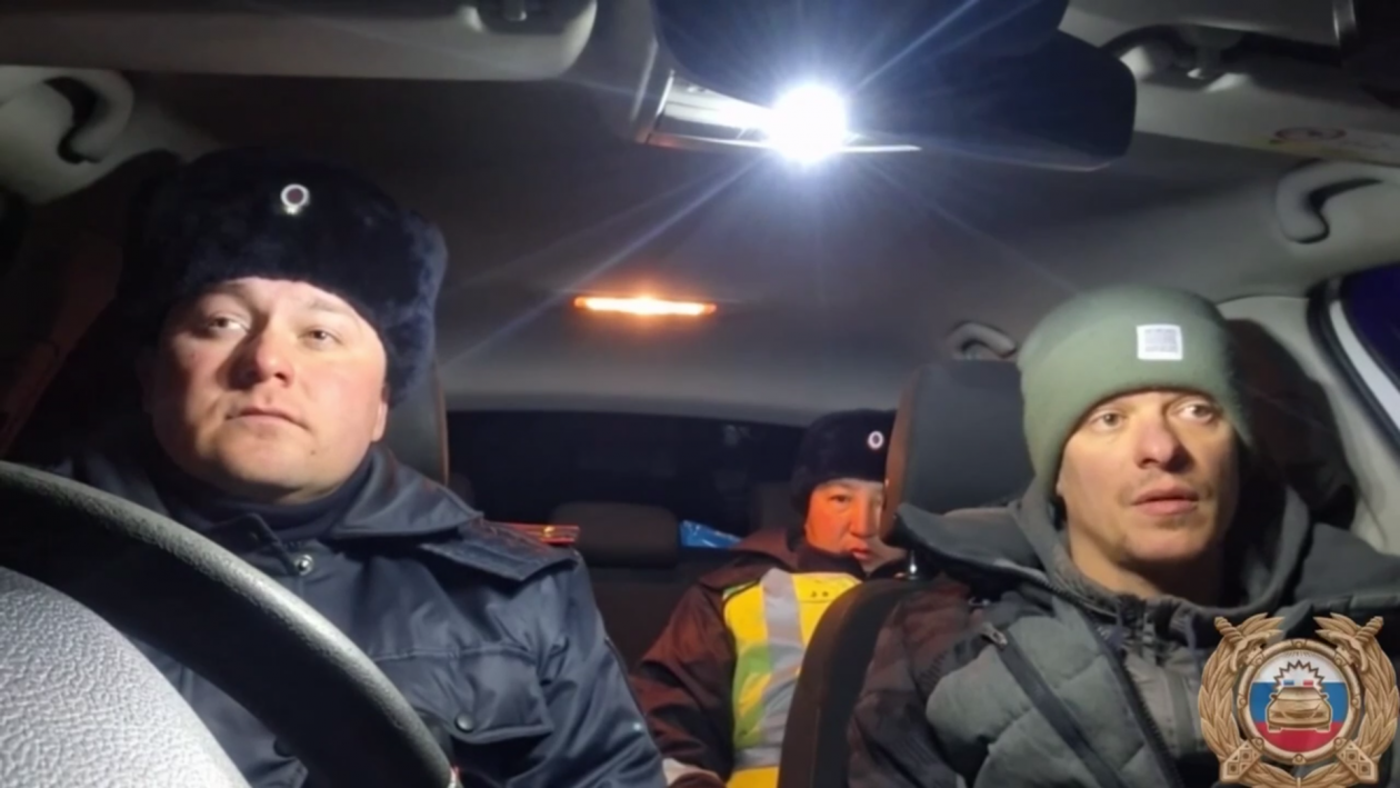 Инспекторы и водитель отдел пропаганды УГИБДД по региону