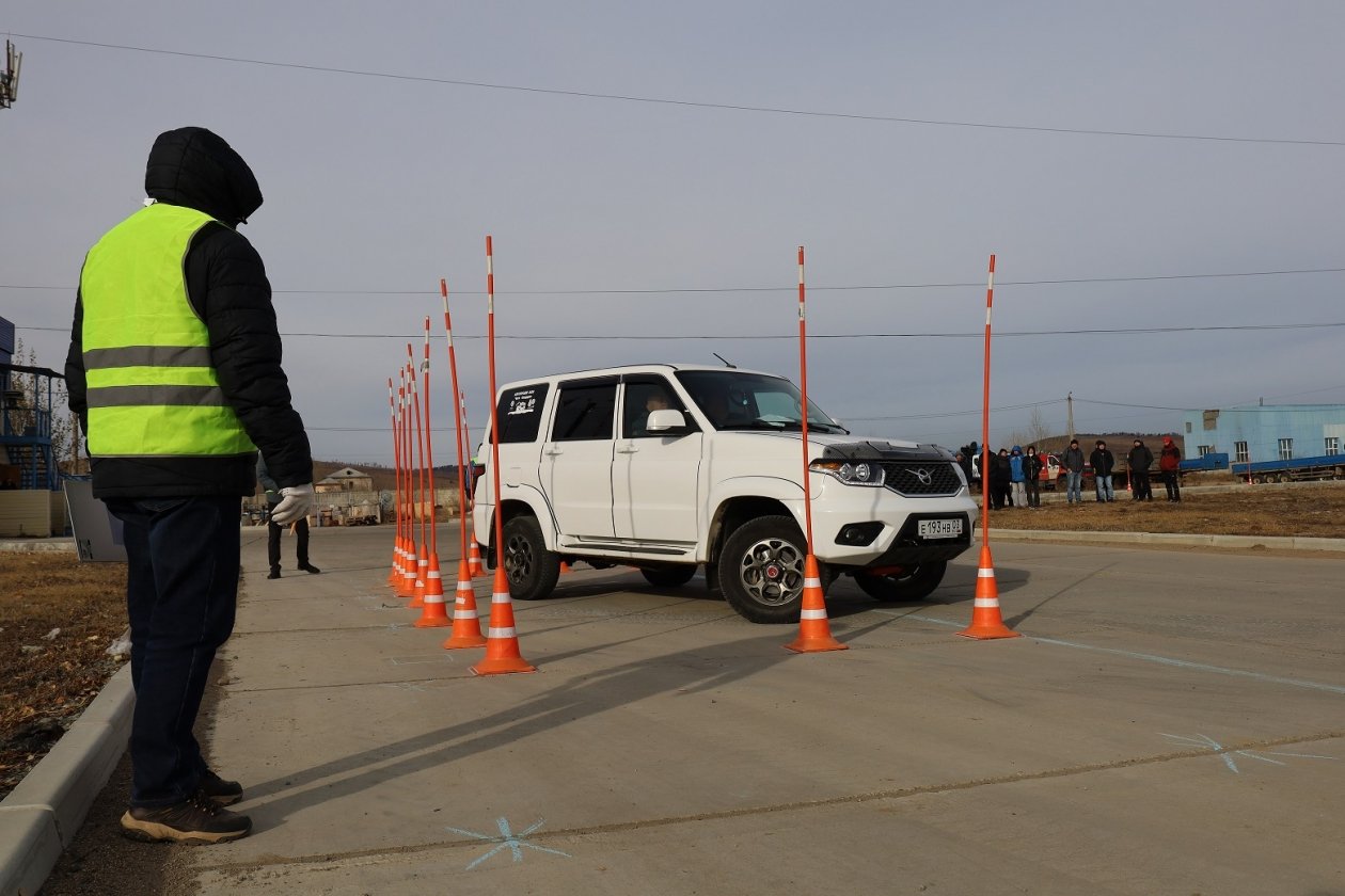 Профессионалы и автолюбители предприятия соревновались в мастерстве и знании ПДД АО &quotХиагда&quot