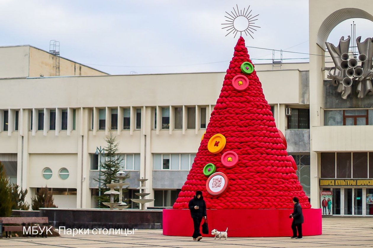 Алая ель украсила Симферополь МБУК &quotПарки столицы&quot