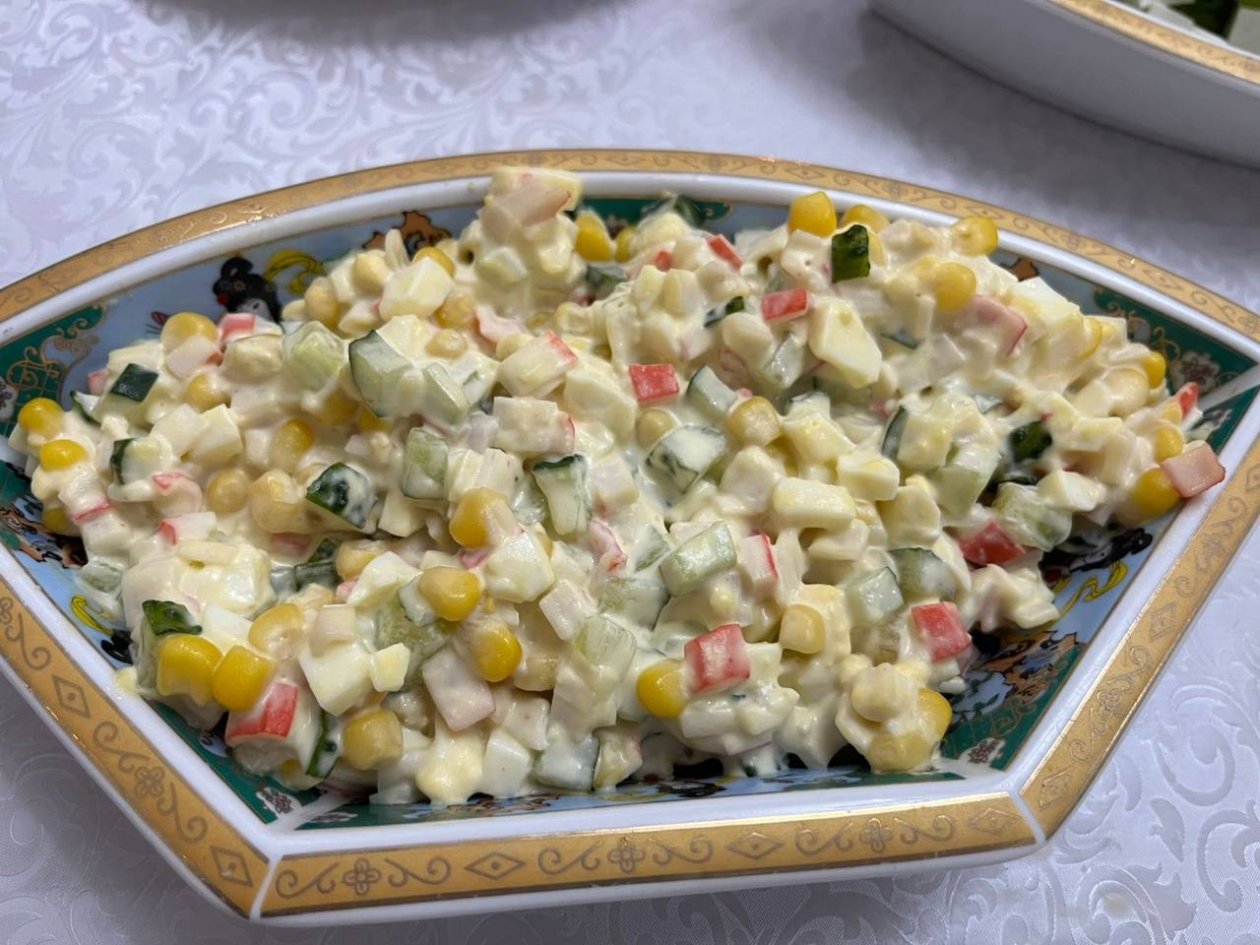 Фантастический салат с крабовыми палочками и сыром - вкуснейшая закуска на Новый 2026 год: сытно и красиво ИА KrasnodarMedia