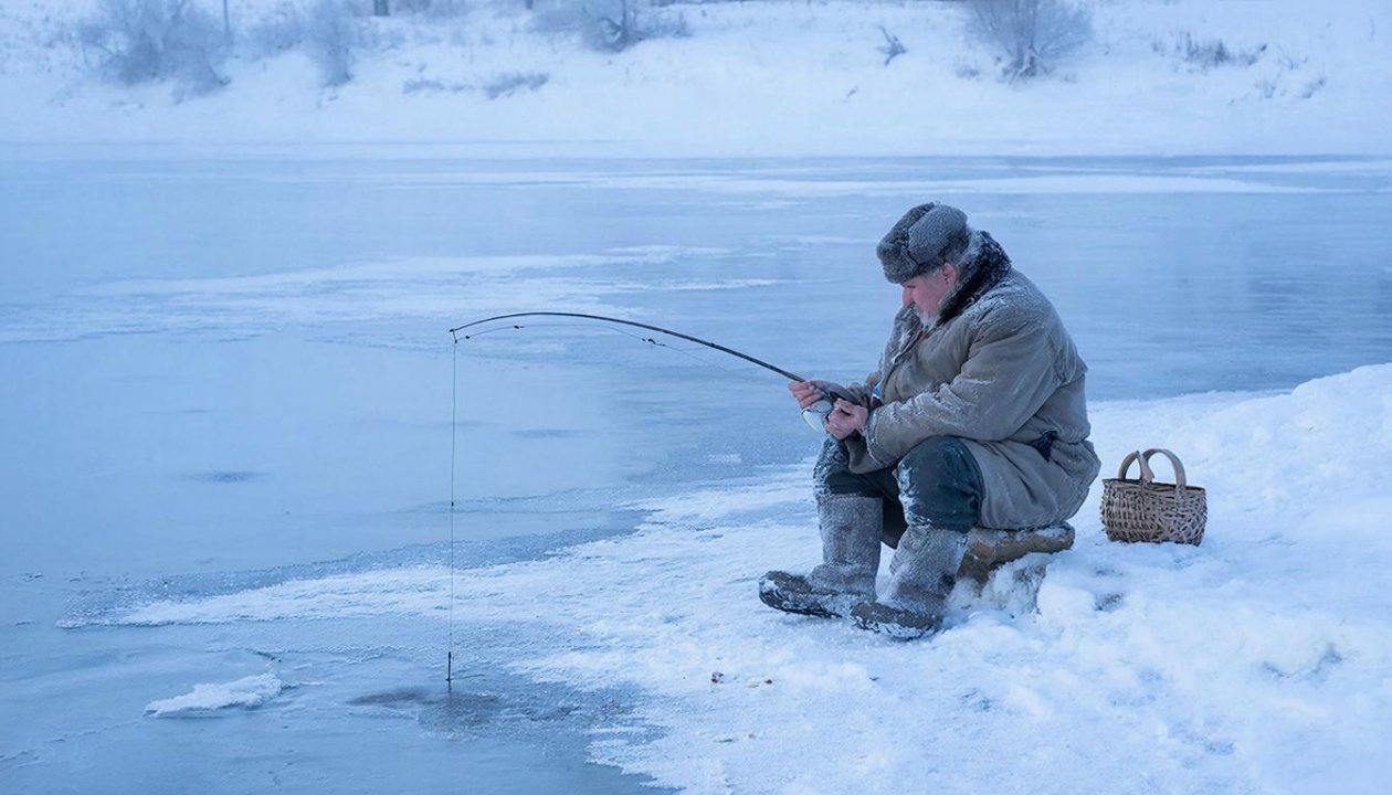 Хватит кормить рыбу зря: почему избыток прикормки в январе убивает клев на весь день ИИ Kandinsky (18+)