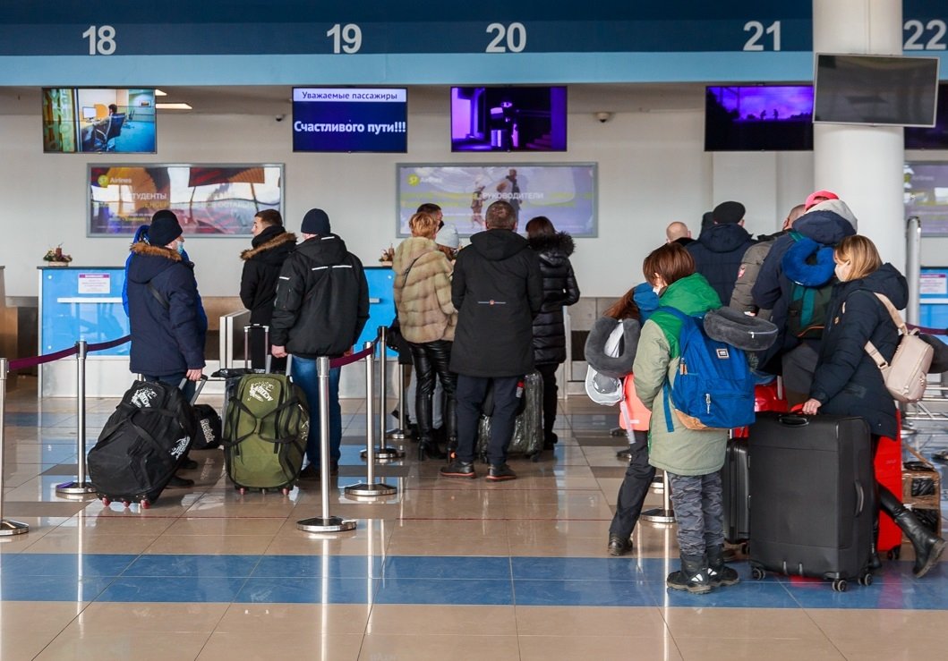 Пассажиры в аэропорту Владивостока Илья Аверьянов, ИА PrimaMedia