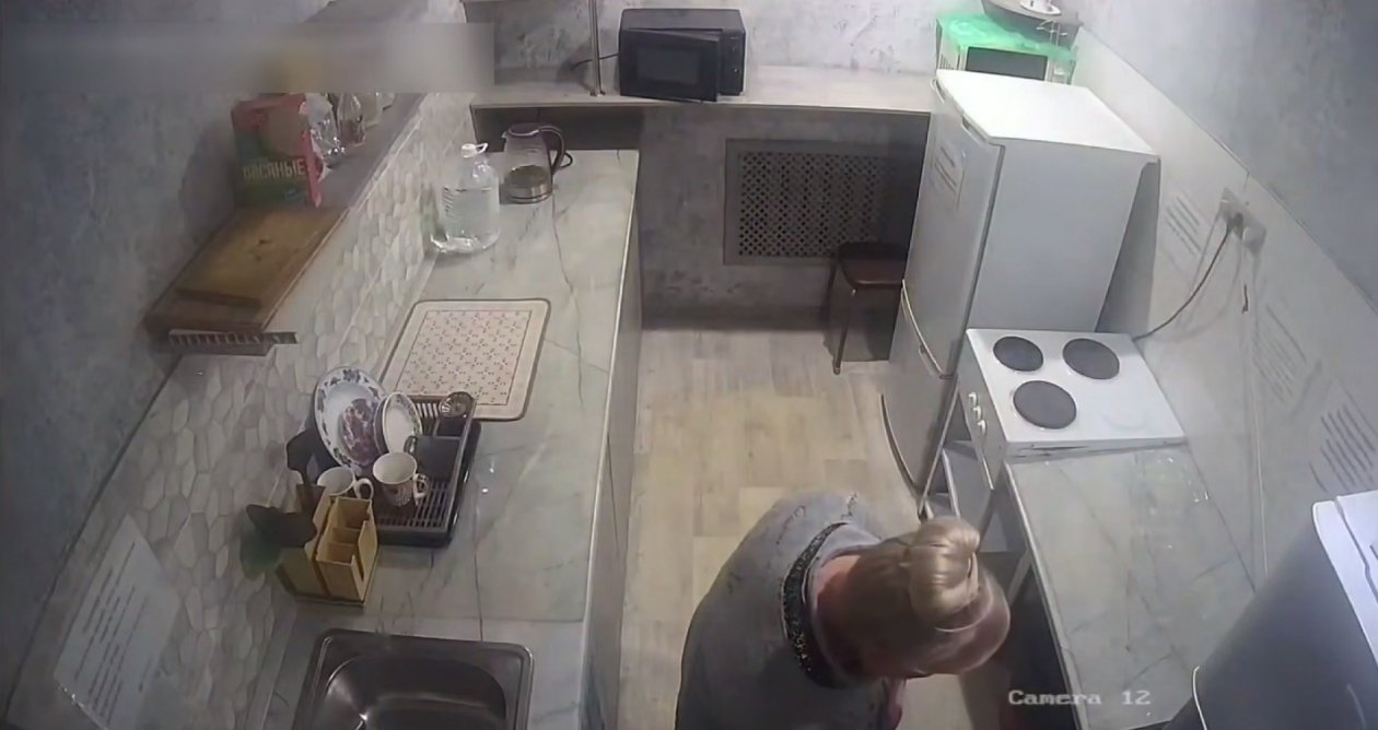 Четыре банки деликатеса стоимостью 11 тысяч рублей исчезли из общего холодильника скриншот видео - УМВД России по Амурской области