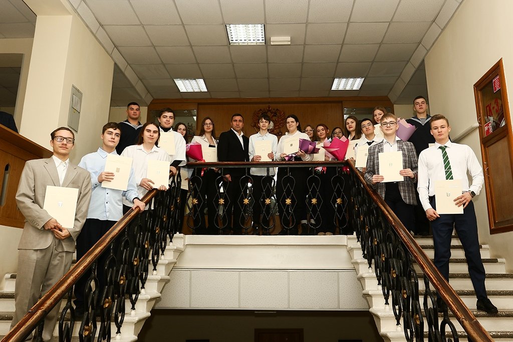 Глава Находки Тимур Магинский вручил именную стипендию лучшим ученикам города пресс-служба администрации НГО