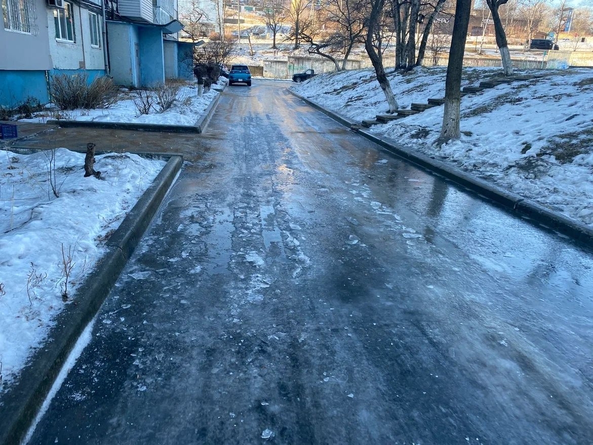 Во дворах льды, но сотрудники коммунальных служб с утра уже посыпали подходы Анна Франц