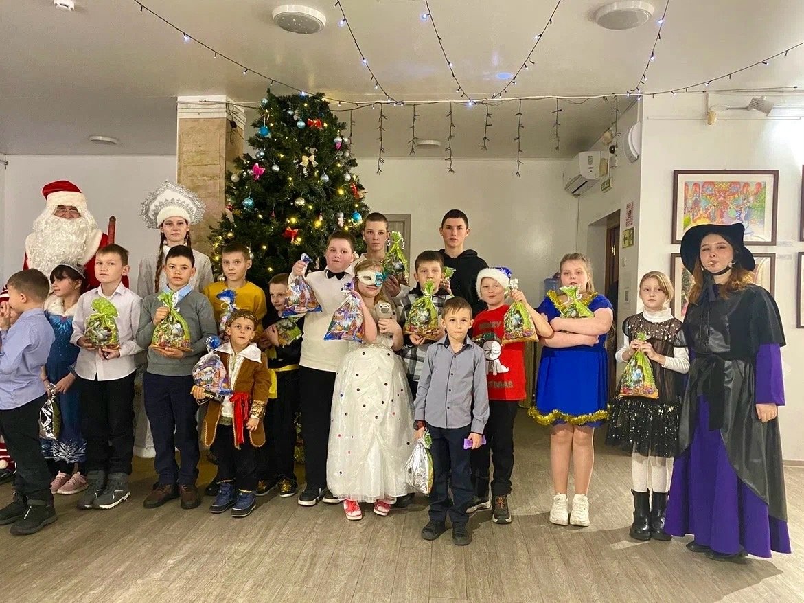 Сладкие подарки ребятам вручил Дед Мороз Анна Франц