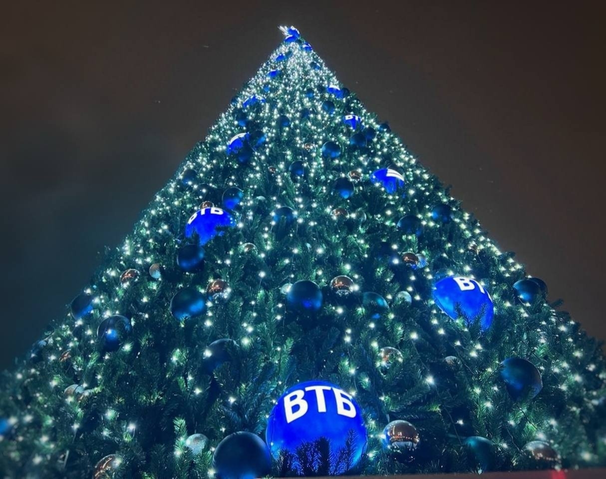 Елку с гигантскими мерцающими шарами установил ВТБ в Краснодаре ИА KrasnodarMedia