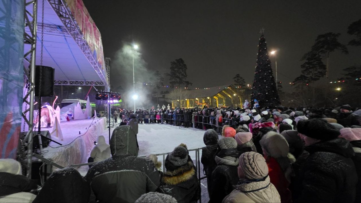 В парке имени Орешкова, несмотря на мороз, жарко и шумно отметили открытие главной елки Железнодорожного района. UlanMedia (УланМедиа)