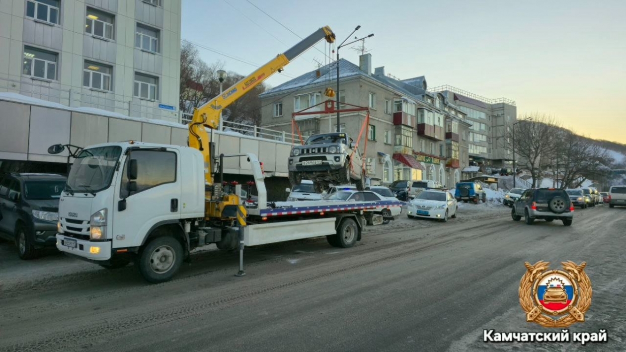 Рейд против нарушений правил стоянки авто провели ГИБДД пресс-служба Полиции Камчатки