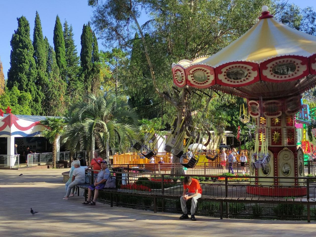 В Сочи туристы ищут свежий воздух и бронируют жилье рядом с парками Карина Подкина