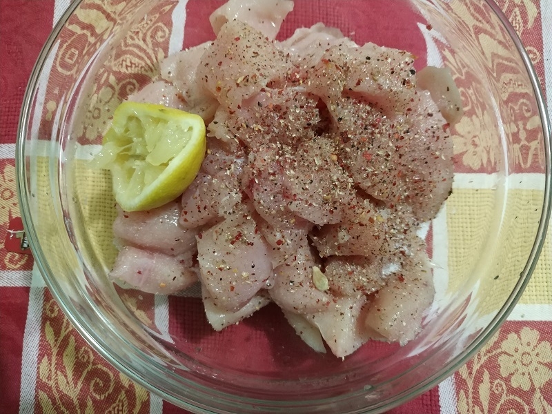 Нарезаем куриное филе некрупными кусками Ирина Ленская