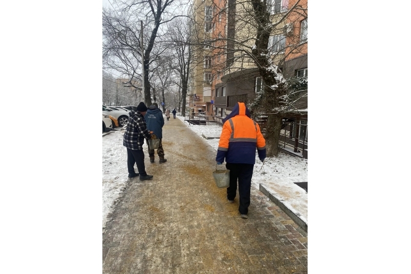 На очистку тротуаров от снега и льда вышли 70 коммунальщиков Ставрополя Администрация Ставрополя