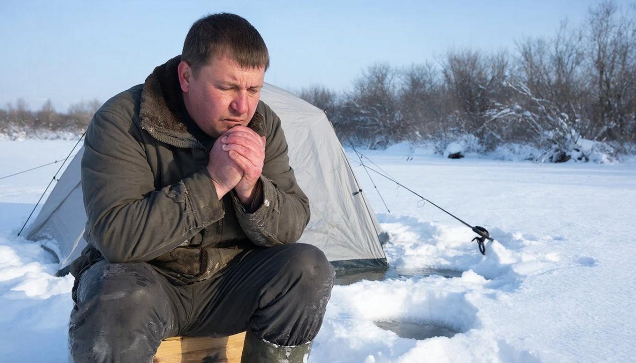 Пальцы не гнутся, а рыба клюет: 4 лайфхака, как согреть руки на льду без костра и дорогих грелок ИИ Kandinsky (18+)
