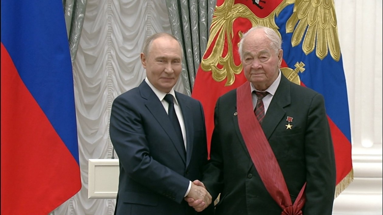 вручение награды скриншот из видео