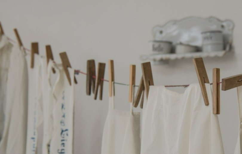 Вернула серым вещам ослепительную белизну: беру 180 мл и добавляю в воду – и одежда как новая pxhere.com