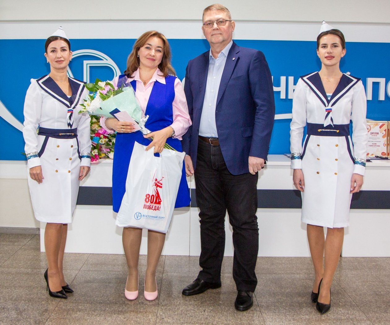 32 &quotвосточника&quot получили звание &quotВетеран морского порта&quot АО &quotВосточный Порт&quot