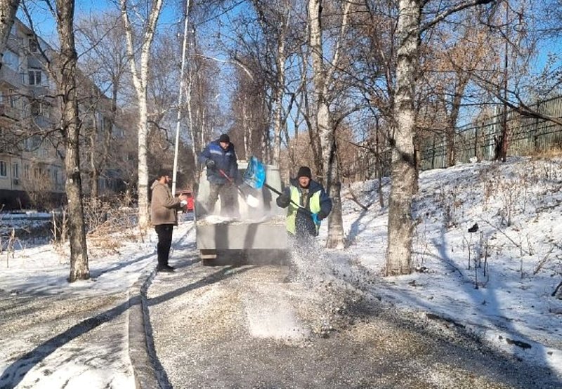 Реагенты против льда пресс-служба администрации Владивостока