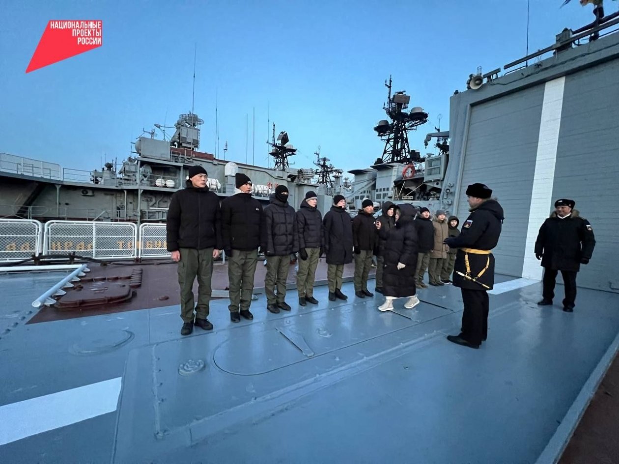 Делегация республики, посетившая во Владивостоке корвет &quotГерой Российской Федерации Алдар Цыденжапов&quot, передала экипажу памятные подарки для создания специального уголка буддийской культуры. Минобраз Бурятии