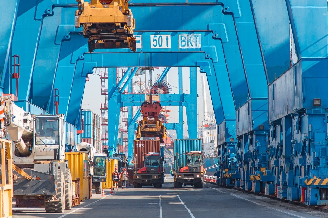 Рабочий процесс во Владивостокском морском торговом порту иль