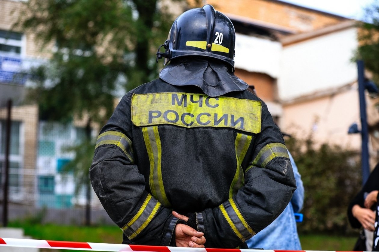 Сотрудники МЧС на месте обрушения Энерготехникума ИА PrimaMedia