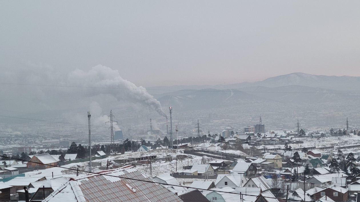 Холодный антициклон прижимает тёплый воздух к земле, создавая &quotколпак&quot над городом. UlanMedia