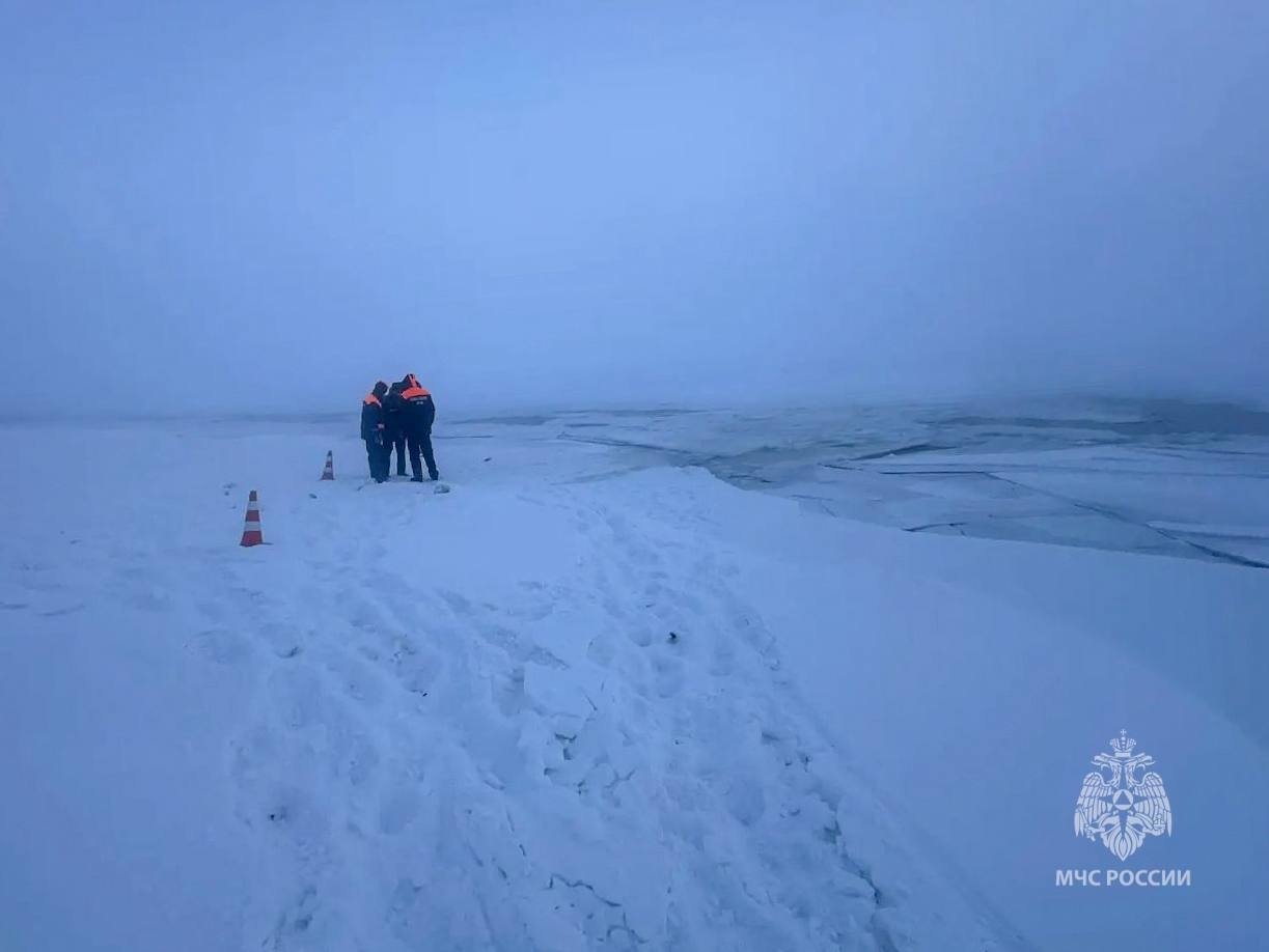 В Якутске машина ушла под лёд Лены с 8 людьми МЧС России по Якутии