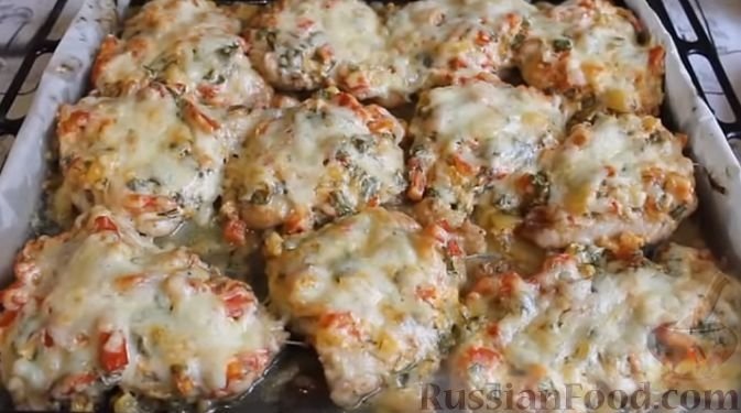 Как вкусно запечь куриную грудку? Конечно, под сырной шубкой и овощами - рецепт к праздничному столу russianfood.com