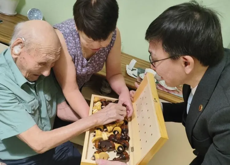 Ветерана войны, 101-летнего Наума Слепцова поздравили с наступающим Новым годом  пресс-служба главы и правительства РС (Я)