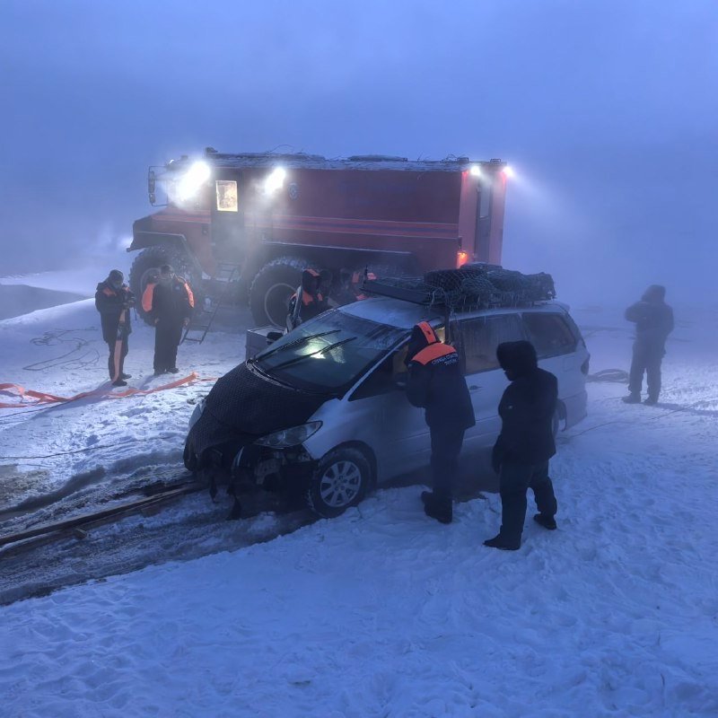 Спасатели извлекли затонувшую машину в Якутии Служба спасения РС (Я)