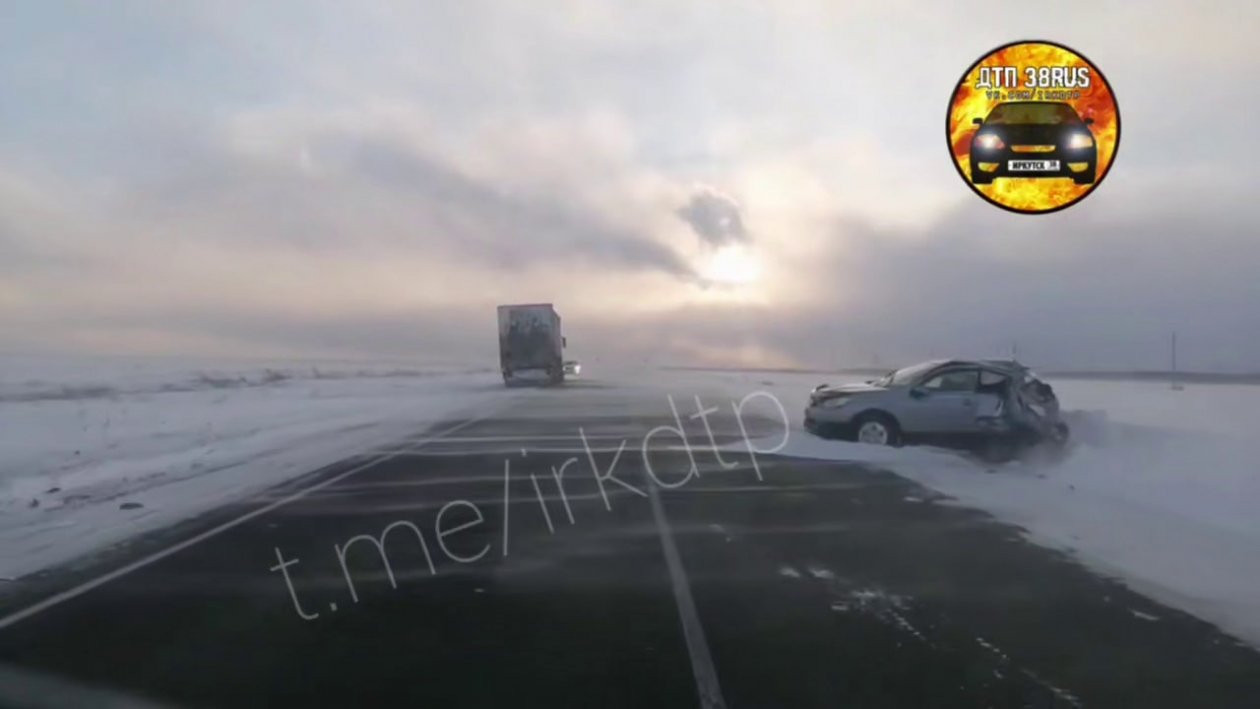 Жесткое столкновение фуры и легковушки произошло на трассе Братск-Тулун тг-канал (18+) &quotДТП38&quot