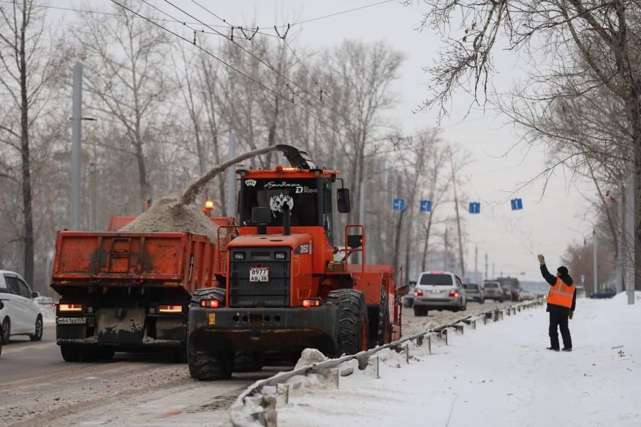 Колеи и снежные накаты устраняют на дорогах Иркутска пресс-служба администрации Иркутска