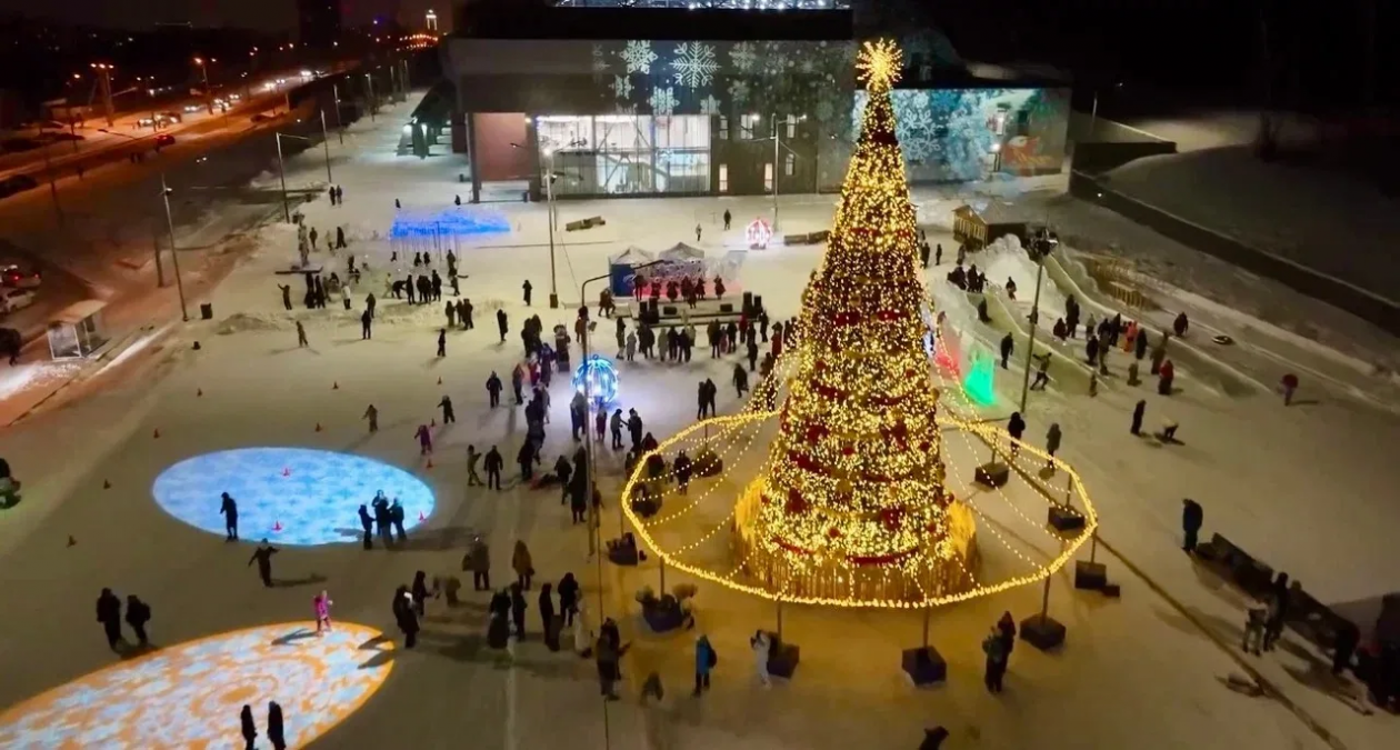Новый ледовый каток открыли возле легкоатлетического манежа в Южно-Сахалинске пресс-служба правительства Сахалинской области.