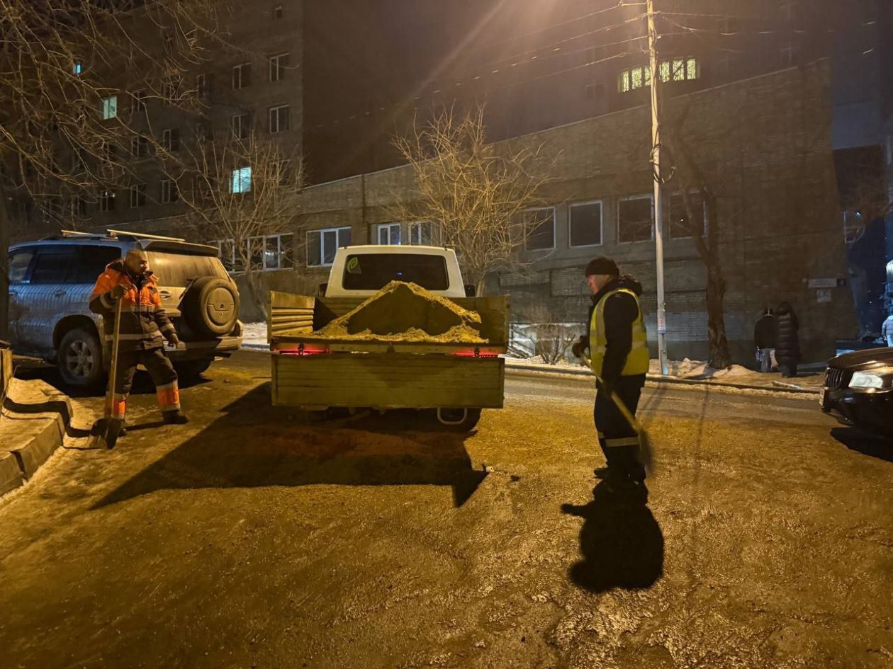 Дороги и тротуары Владивостока продолжают посыпать реагентами Пресс-служба администрации Владивостока