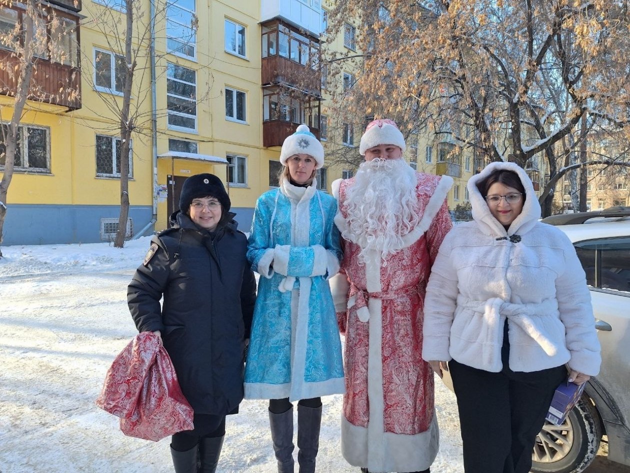 Ангарские правоохранители присоединились к всероссийской акции &quotПолицейский Дед Мороз&quot Управление МВД России по Ангарскому городскому округу